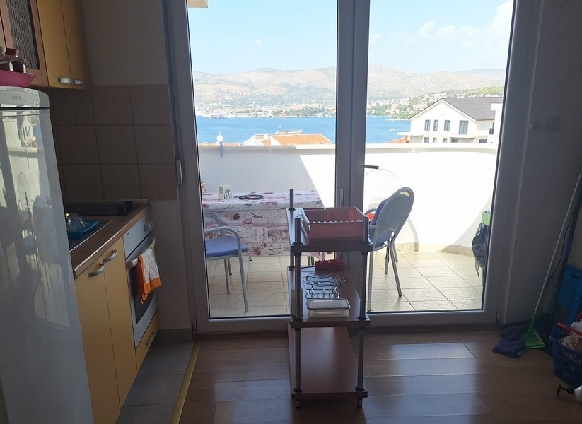 Küche mit Zugang zum Balkon und Meerblick