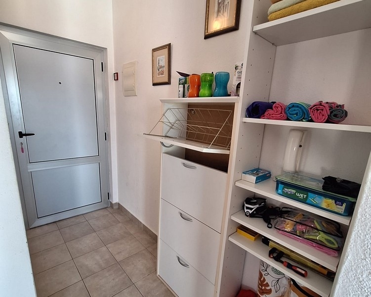 Eingangsbereich der Wohnung mit Regalen