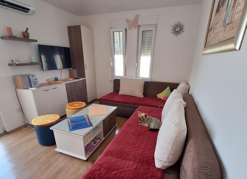 Wohnbereich mit Sofa, TV und Klimatisierung