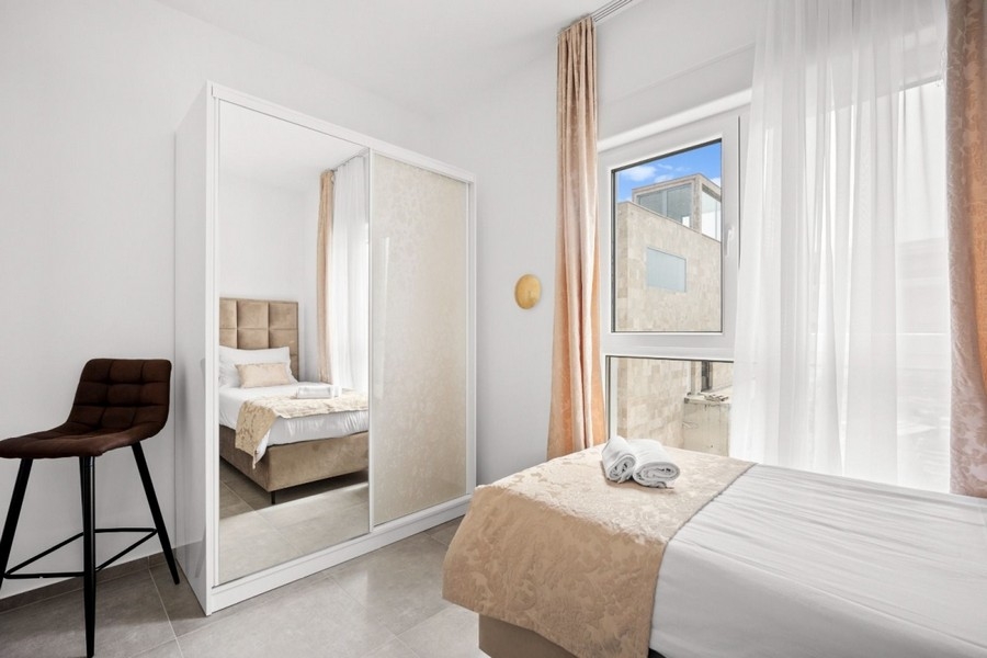 Schlafzimmer mit Spiegelschrank