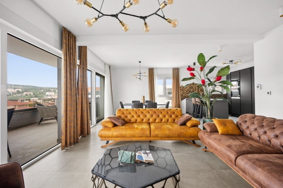 Wohnzimmer mit Ledersofa und Terrassenzugang