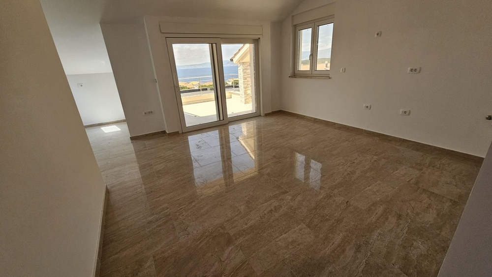 Heller Wohnraum mit Blick auf das Meer