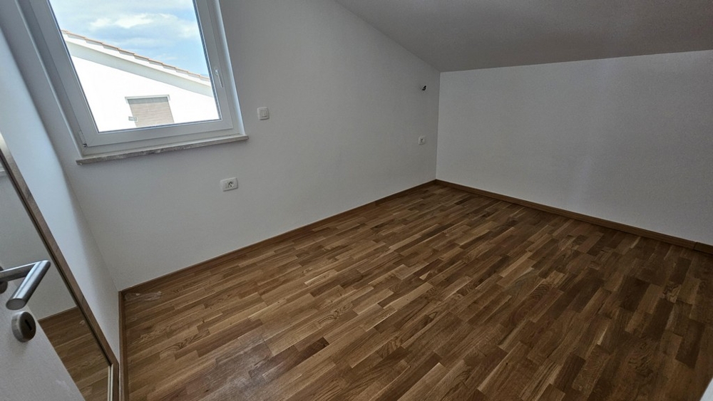 Schlafzimmer mit Dachfenster und Parkettboden