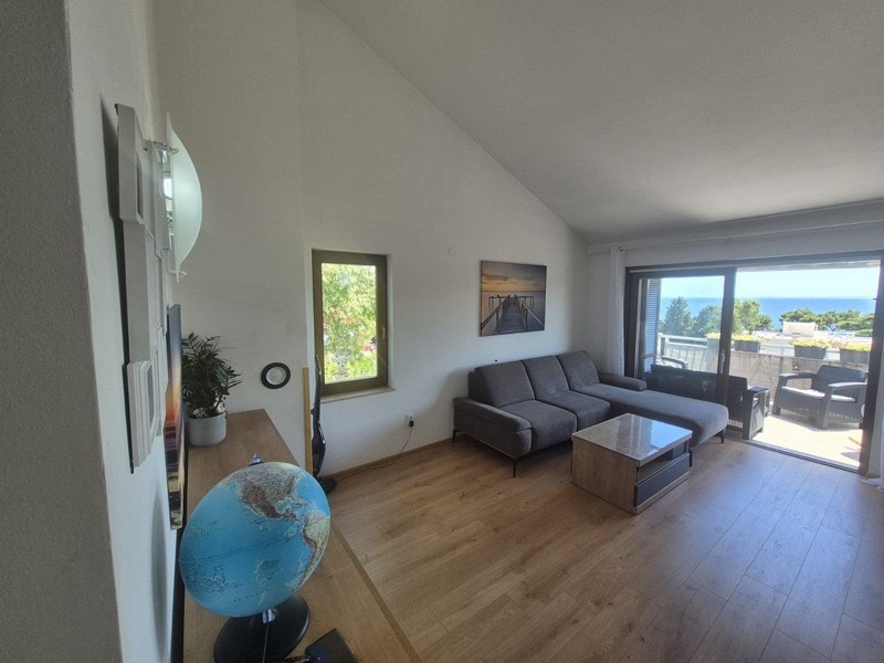 Wohnzimmer mit Dachschräge und Terrassenzugang