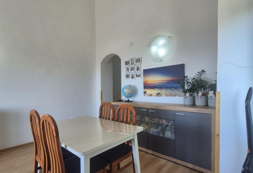 Essbereich mit Tisch und Sideboard