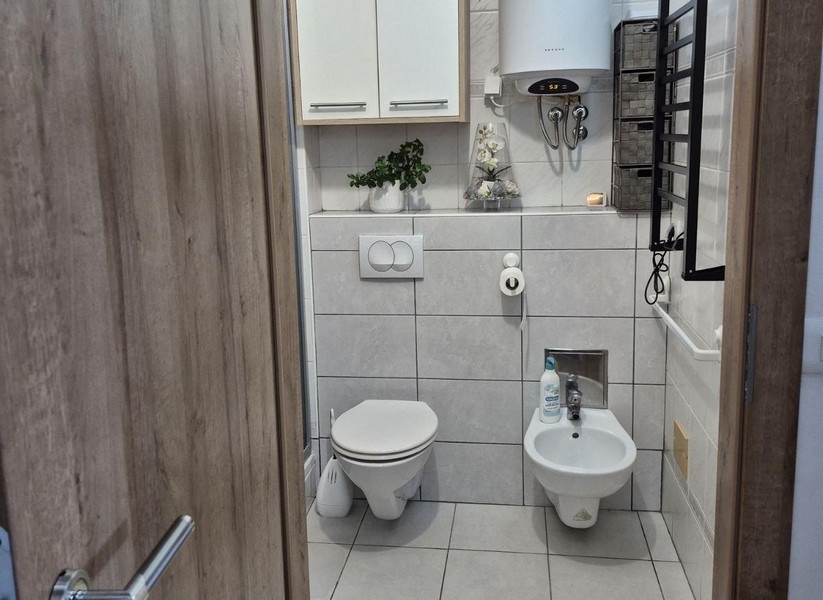Badezimmer mit WC und Bidet