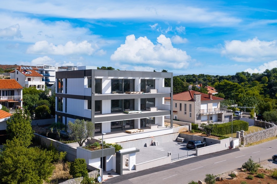 Wohnhaus in Krk aus der Luft mit Blick zum Meer