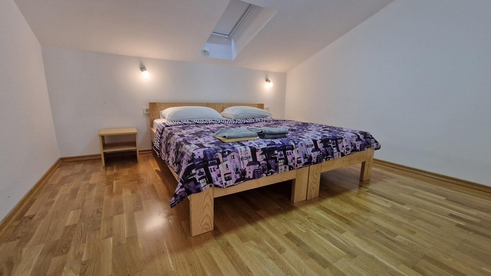 Zweites Schlafzimmer mit Dachfenster in der Wohnung auf Krk