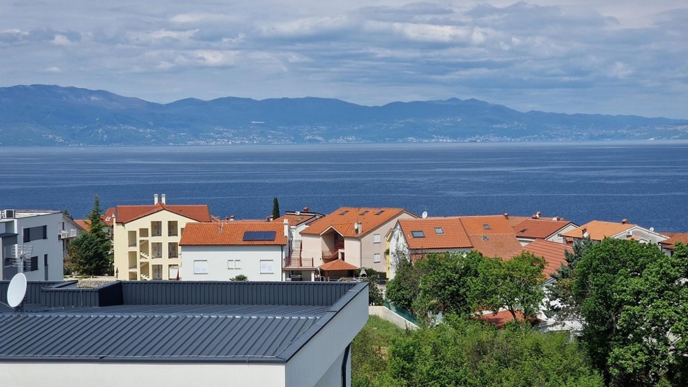 Blick über Njivice auf das Meer und die Kvarner Bucht