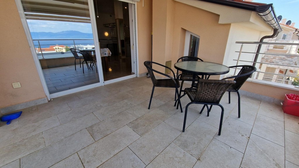 Terrasse mit Sitzbereich und Zugang zum Wohnraum in Njivice
