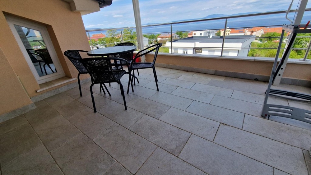 Sonnige Terrasse der Dachgeschosswohnung auf der Insel Krk
