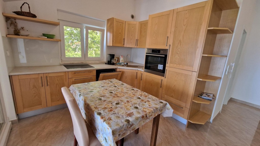 Küchenzeile aus Holz mit Speisebereich in der Wohnung in Njivice
