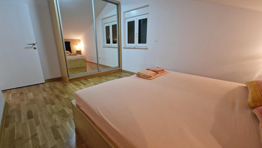Schlafzimmer mit Spiegelschrank in der Wohnung auf der Insel Krk