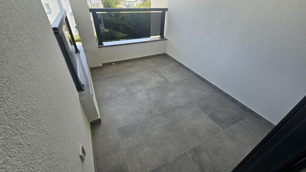 Überdachte Terrasse der Neubauwohnung in Soline auf Krk