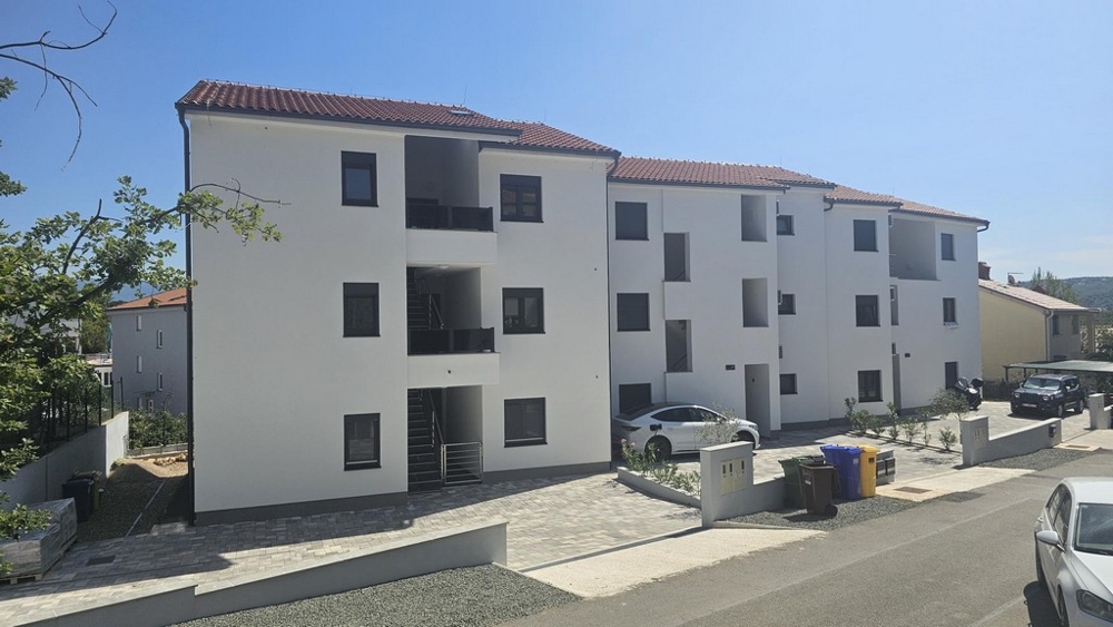 Wohnanlage in Soline auf Krk - Zufahrt mit Stellplätzen