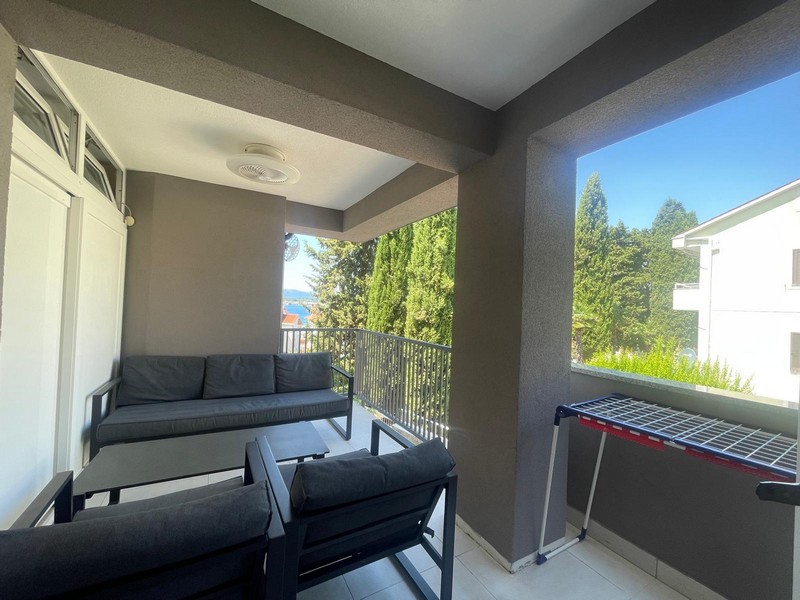 Überdachter Balkon mit Loungemöbeln der Wohnung in Malinska