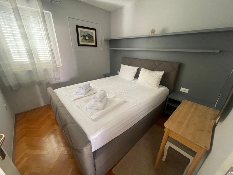 Schlafzimmer mit Doppelbett und Nachttisch