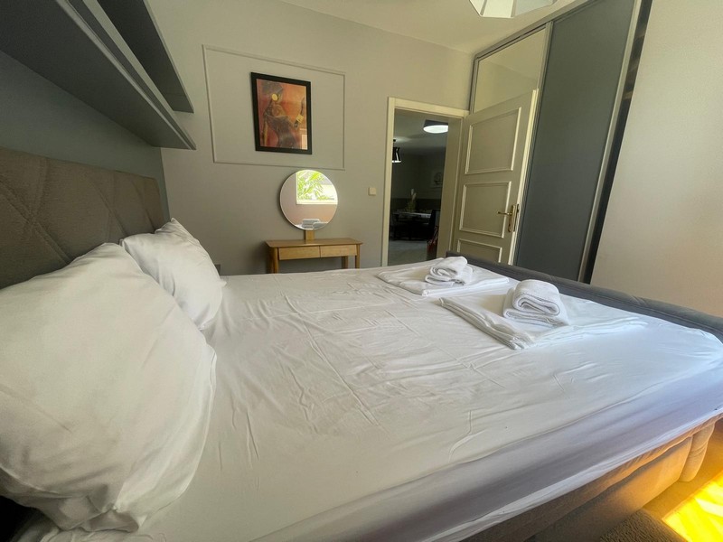 Schlafzimmer mit Doppelbett und Blick zum Flur