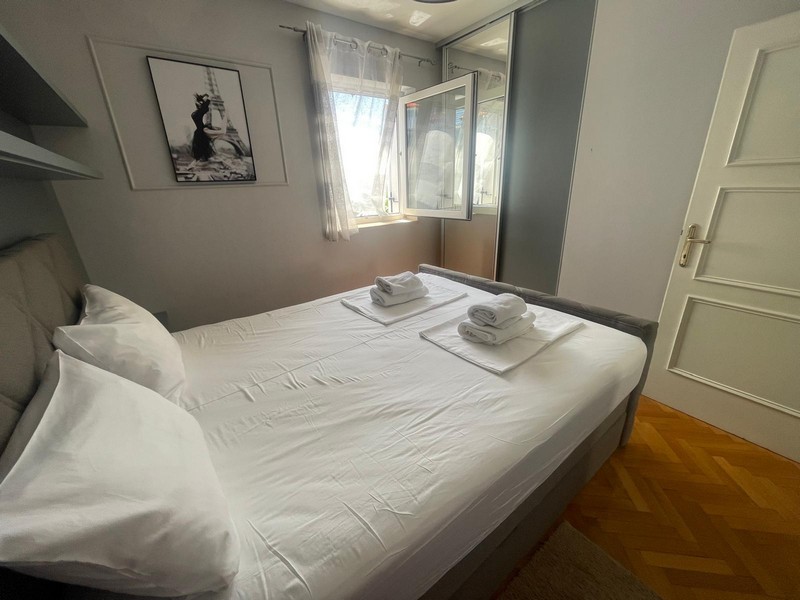 Zweites Schlafzimmer mit Doppelbett und Fenster