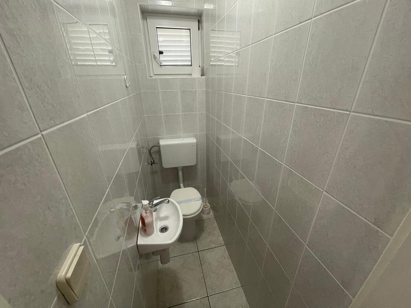 Separate Toilette mit Fenster