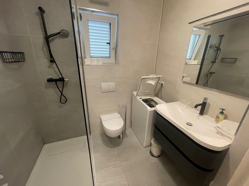 Badezimmer mit Dusche und Waschtisch