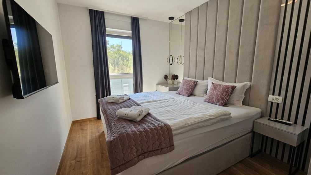 Schlafzimmer mit Doppelbett in der Wohnung auf der Insel Krk