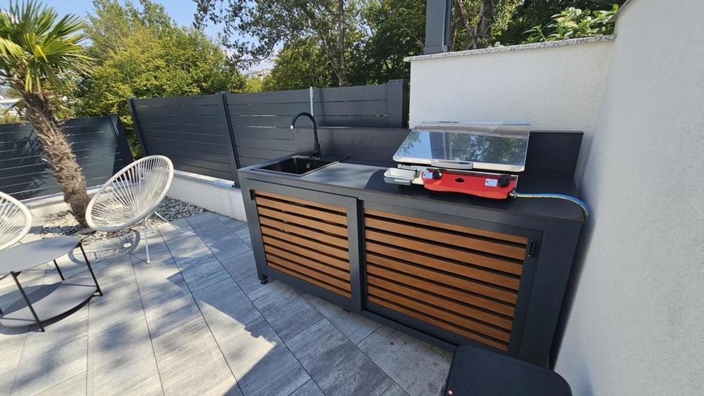 Sommerküche mit Barbecue Bereich im Garten der Wohnung in Malinska