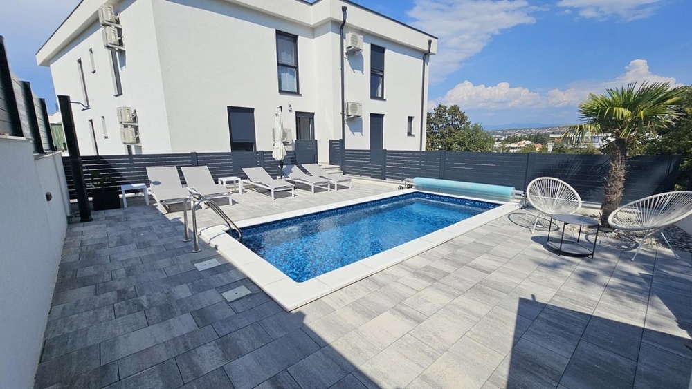 Neubau mit Pool und Sonnenliegen im Garten in Malinska auf der Insel Krk