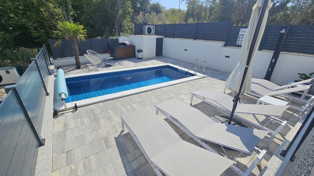 Pool und Sonnenterrasse im eigenen Garten der Wohnung in Malinska