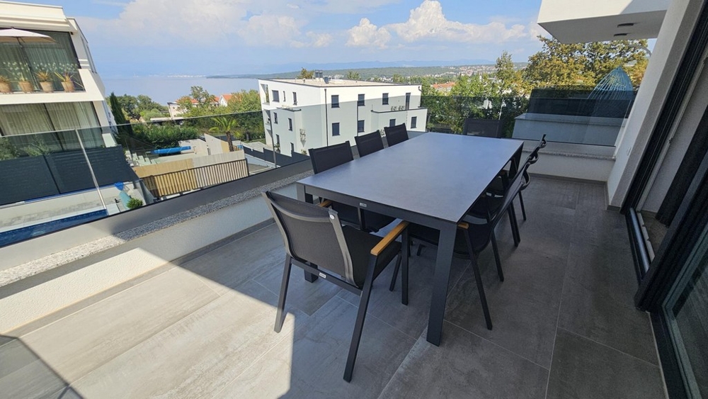 Überdachte Terrasse mit Essbereich und Meerblick in Malinska auf Krk