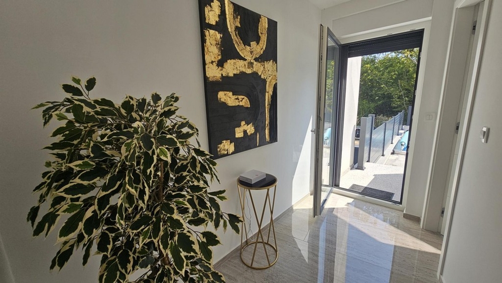 Eingangsbereich der Wohnung mit Zugang zur Terrasse