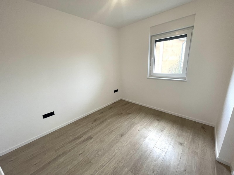 Schlafzimmer mit Fenster zum Garten