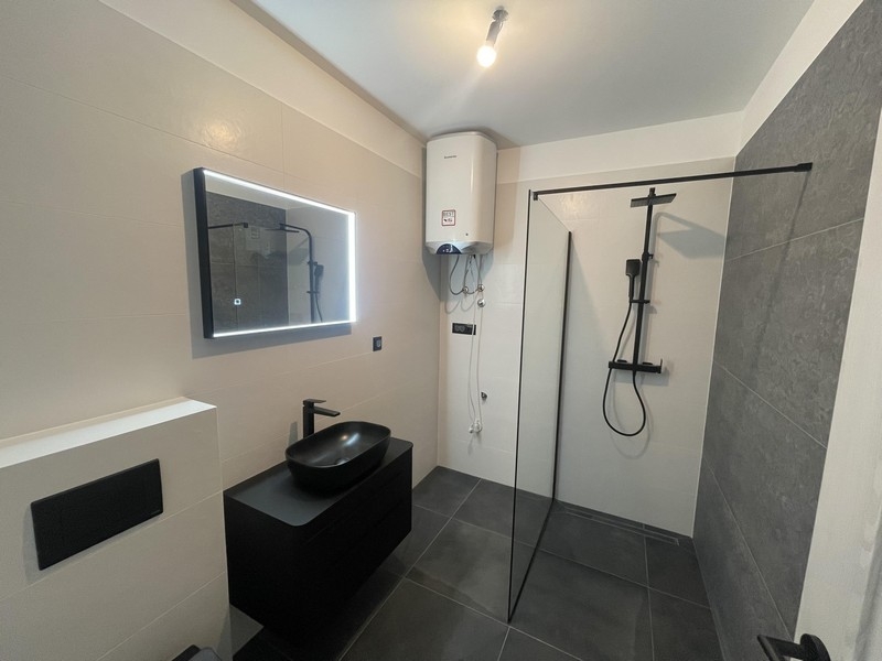 Badezimmer mit Dusche und Waschtisch