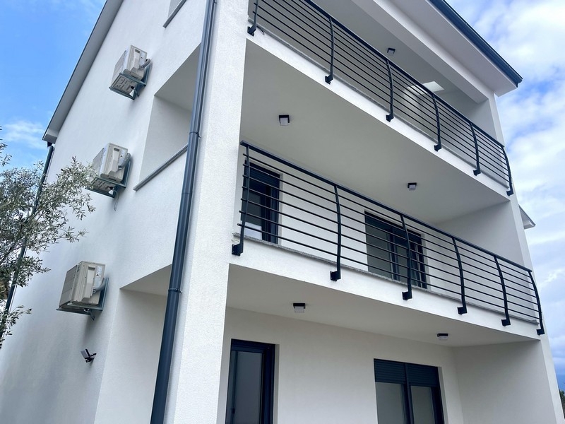 Fassade des Gebäudes mit Balkonen