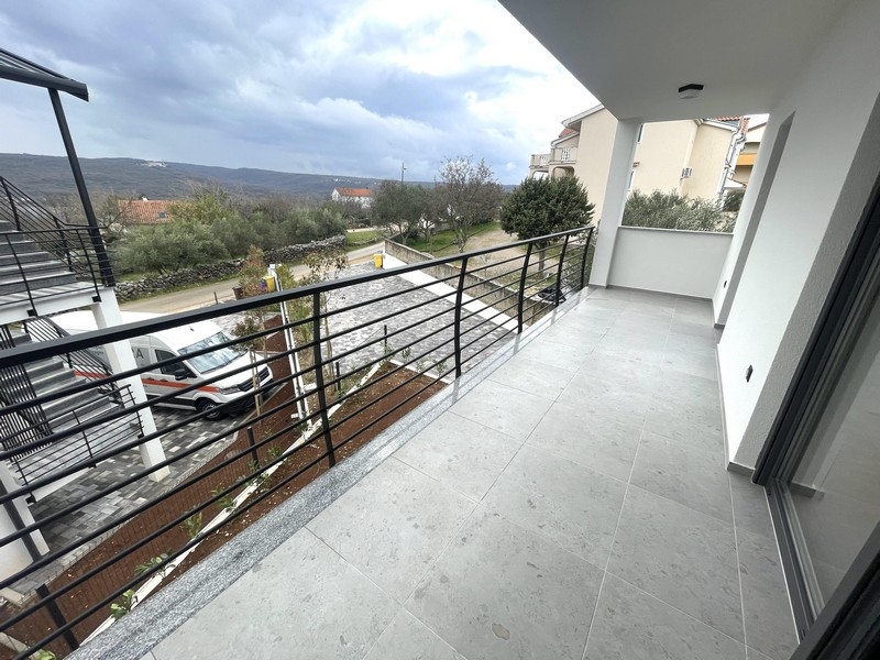 Überdachte Terrasse der Wohnung mit Geländer