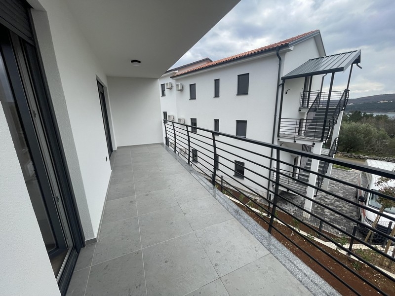 Terrasse entlang der Hausfassade
