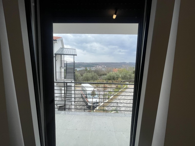 Blick durch die Terrassentür ins Grüne