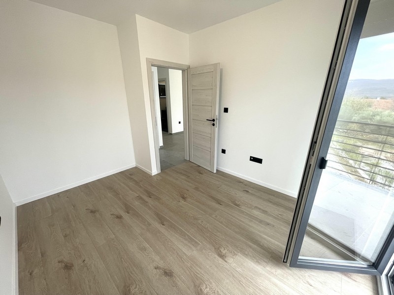 Schlafzimmer mit Fenster und Meerblick