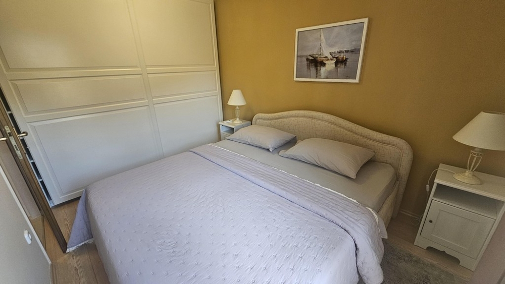 Schlafzimmer mit Doppelbett und großem Kleiderschrank
