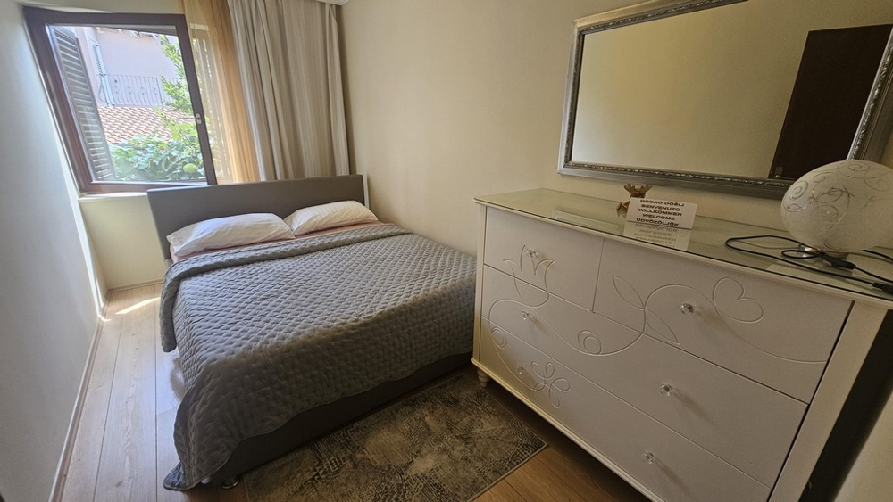Zweites Schlafzimmer mit Doppelbett und Kommode