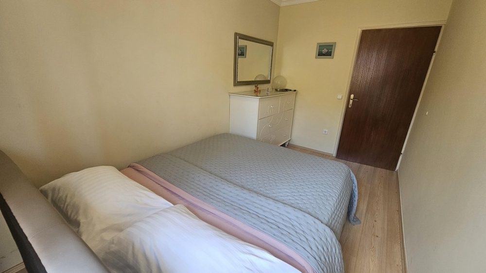 Zweites Schlafzimmer mit Blick zur Eingangstür