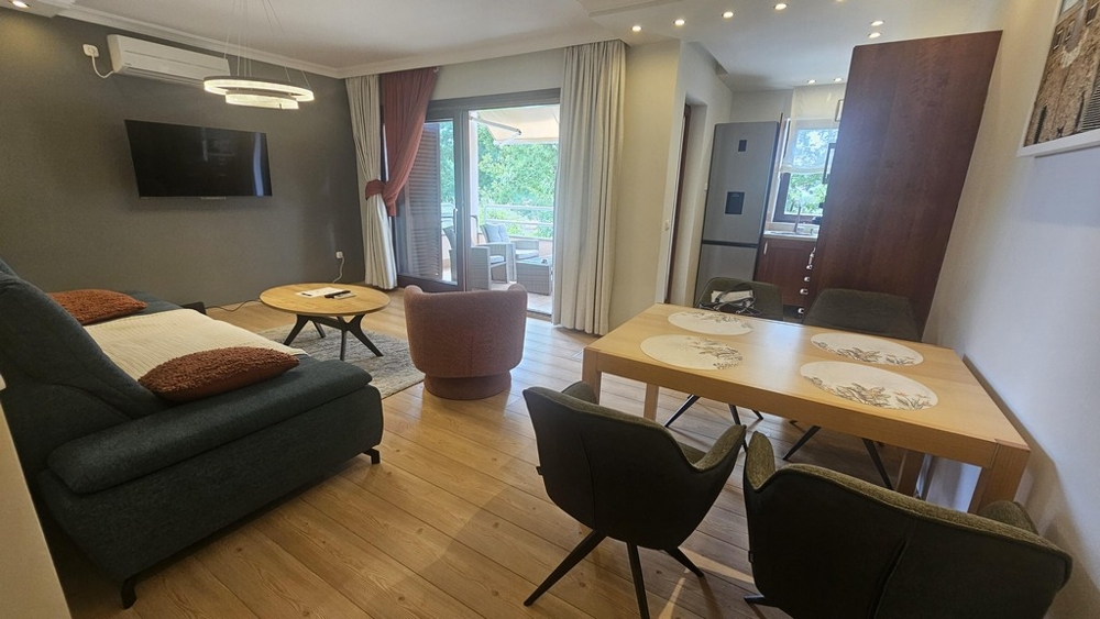 Wohnzimmer mit Essbereich und Zugang zum Balkon