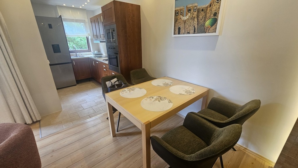 Essbereich mit Holztisch und Blick in die Küche
