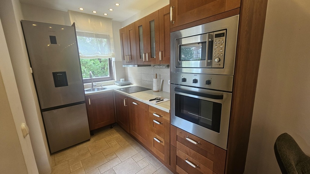 Einbauküche mit Backofen und Kühlschrank