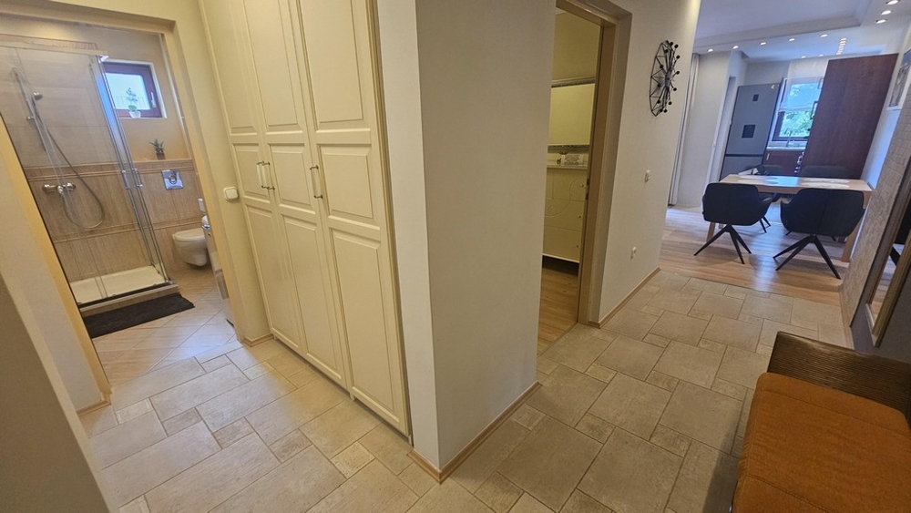 Flur mit Einbauschrank und Blick ins Badezimmer