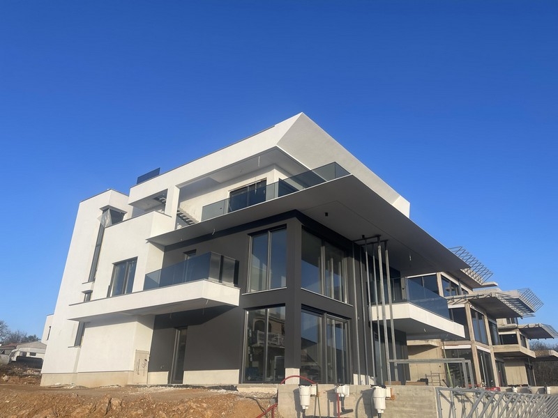 Neubau mit Penthouse in Njivice auf Krk, Außenansicht