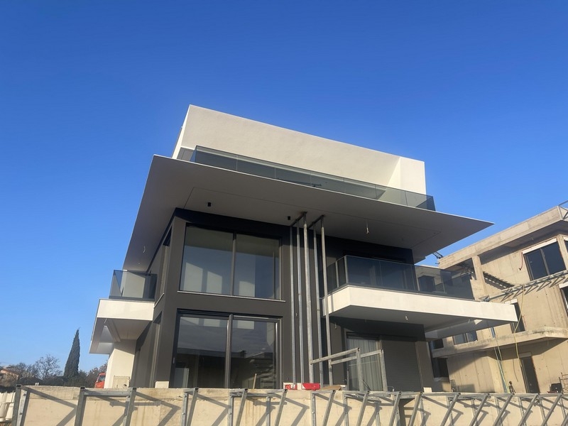 Modernes Wohnhaus mit Penthouse in Njivice, Seitenansicht