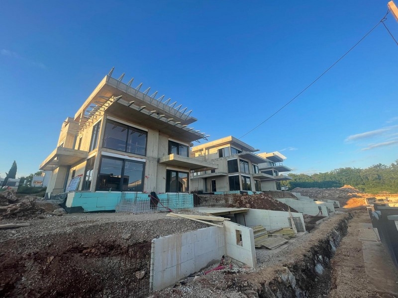 Neubau mit Penthouse in Njivice, Ansicht von der Zufahrt