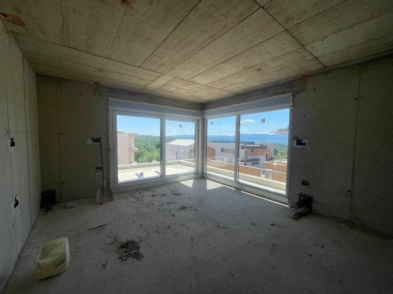 Raum mit großem Fenster und Meerblick im Penthouse