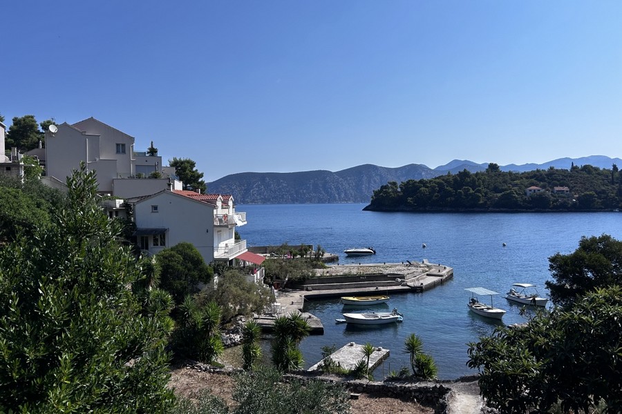 Bucht von Racisce mit Booten und Anlegestellen, Insel Korcula